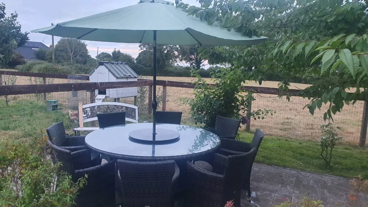 Garden Table with lazy suisse and 8 chairs - Image 1