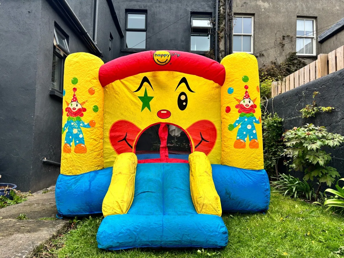 Happy hop bouncy castle - Image 1