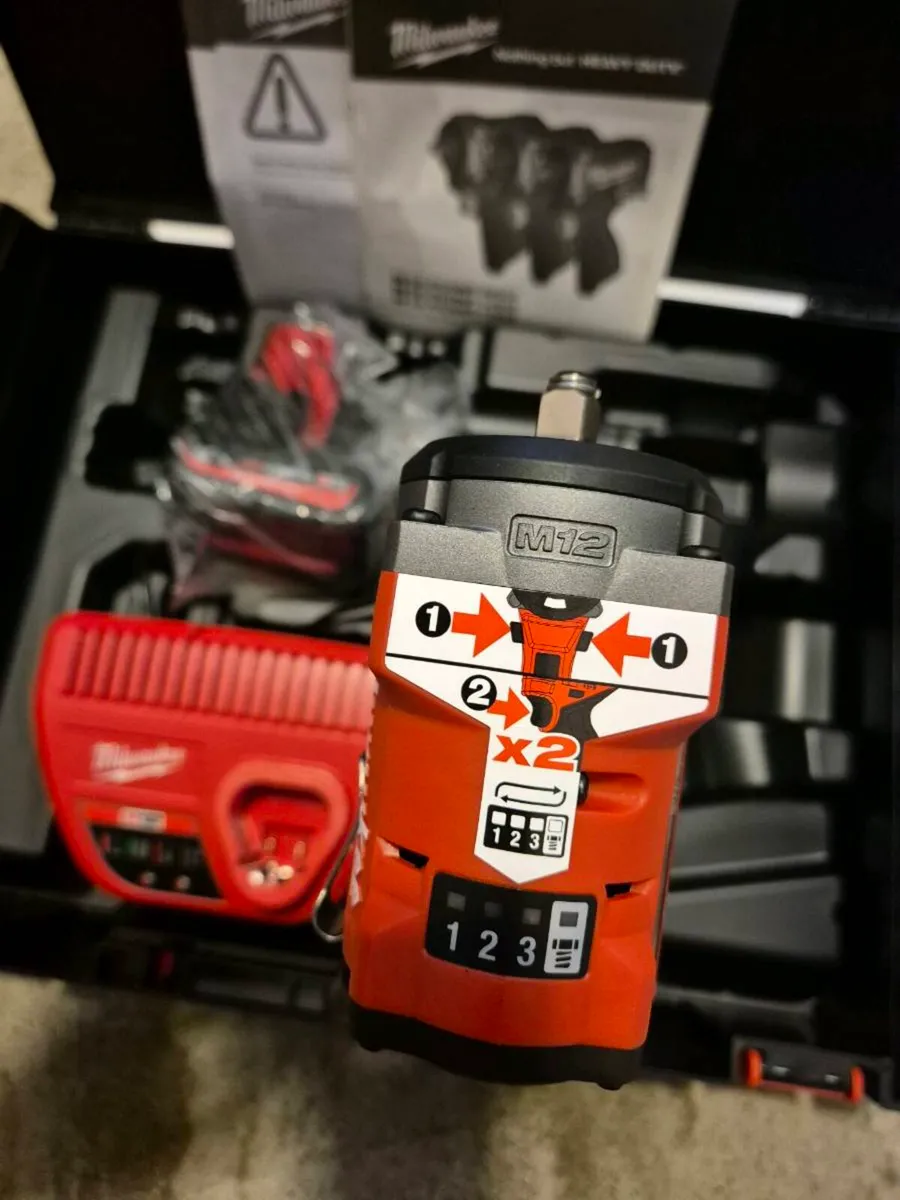 Milwaukee M12 Fuel 3/8' Stubby Impact Wrench Kit - Image 4