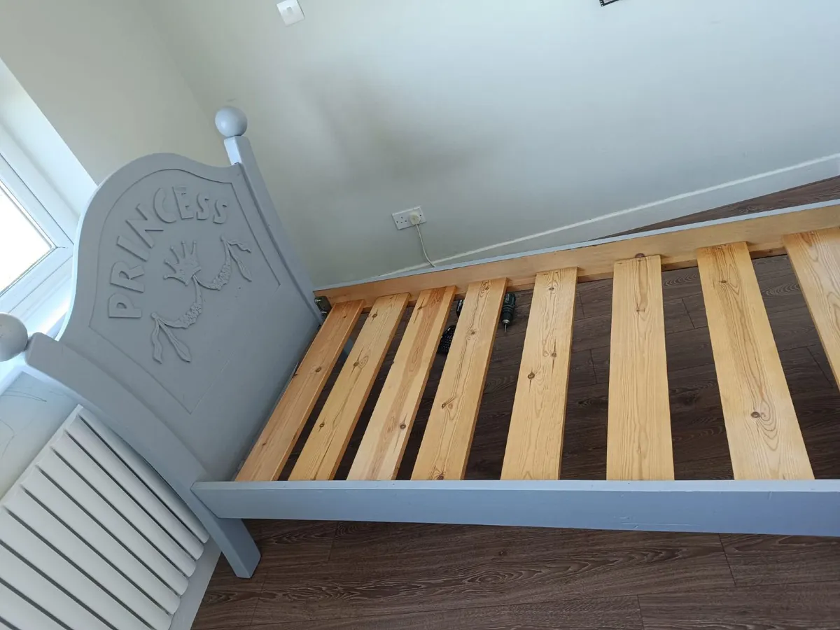 Single bed - Image 2