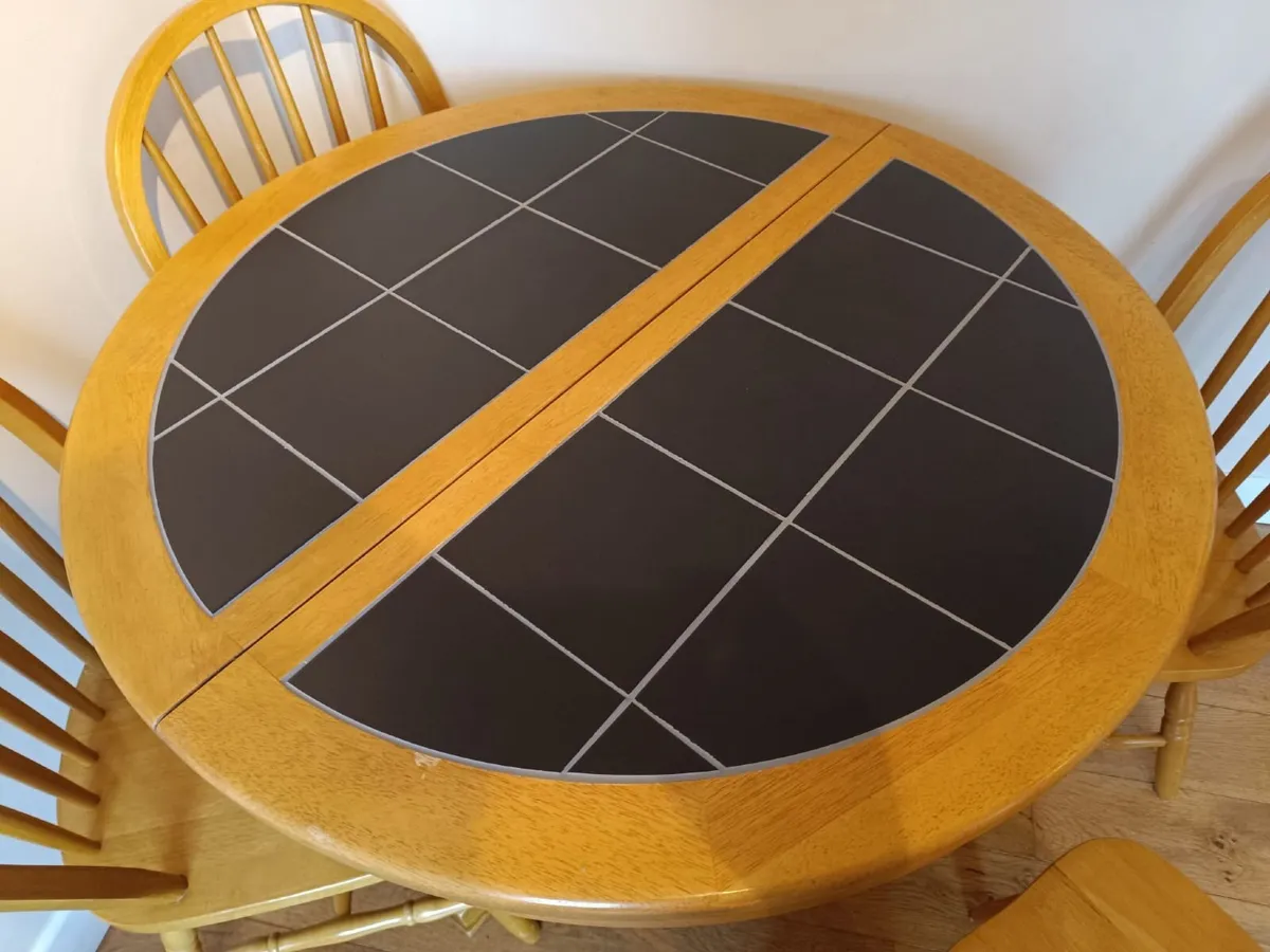 Table and four chairs - Image 2