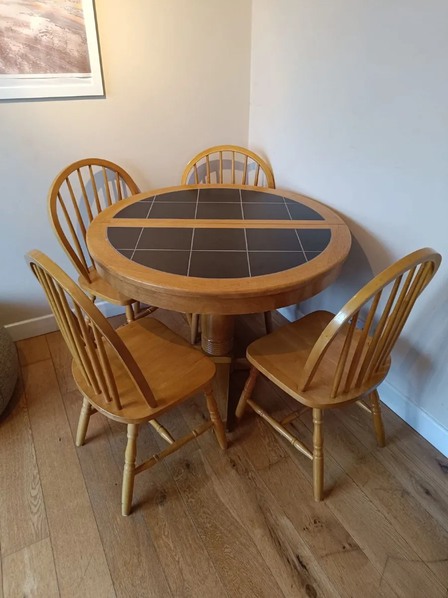 Table and four chairs - Image 3