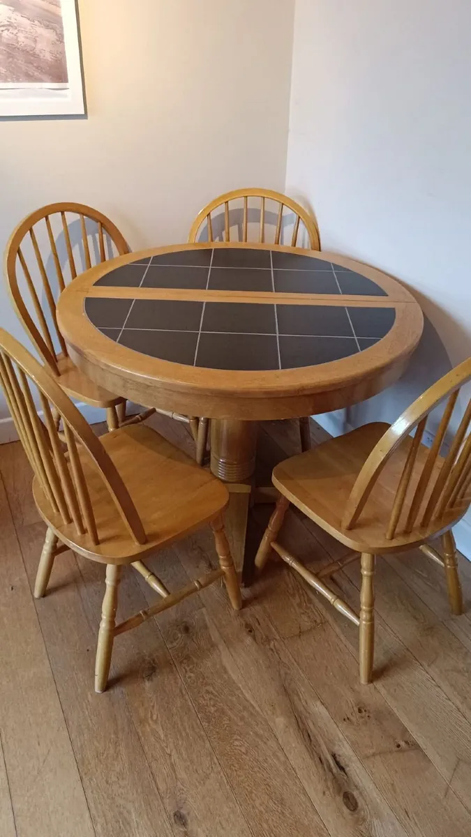 Table and four chairs - Image 4