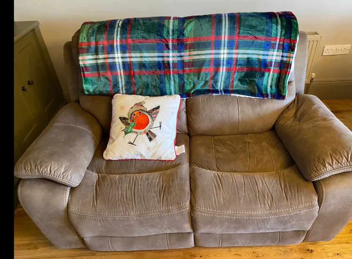 L shaped couch and 2 seater - Image 2