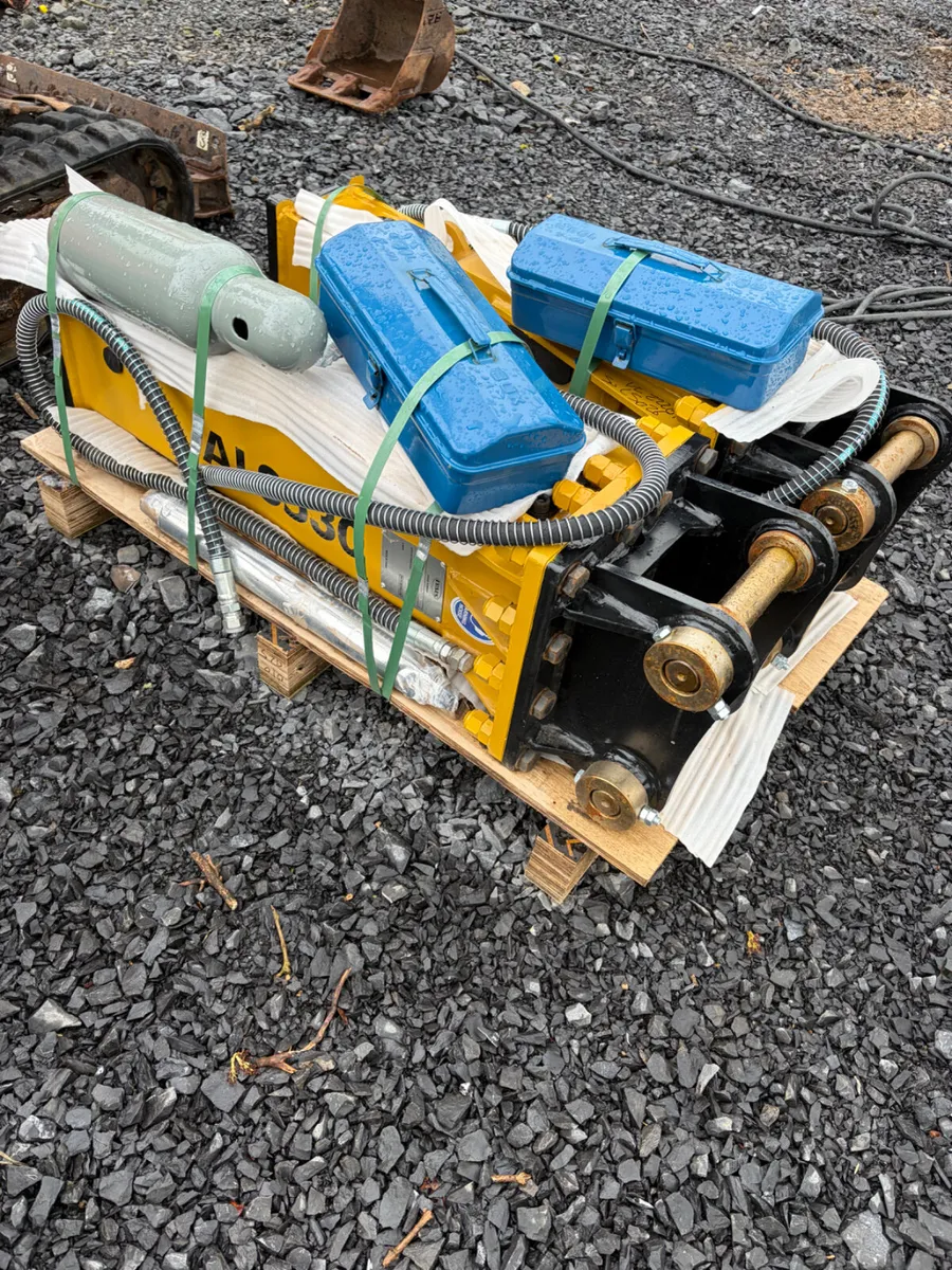 Unused Lyals ALS 530 rock breakers suit 3-5t - Image 2