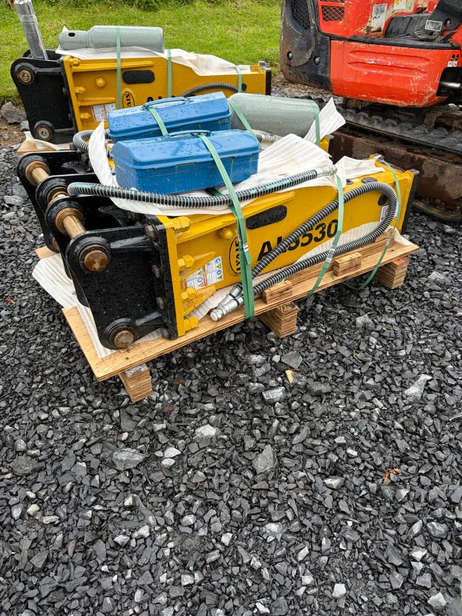 Unused Lyals ALS 530 rock breakers suit 3-5t - Image 1