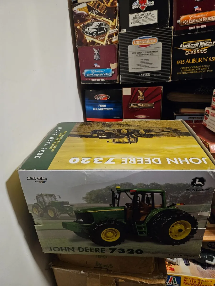 Britain's ERTL John Deere 7320 Tractor 1.16 - Image 3
