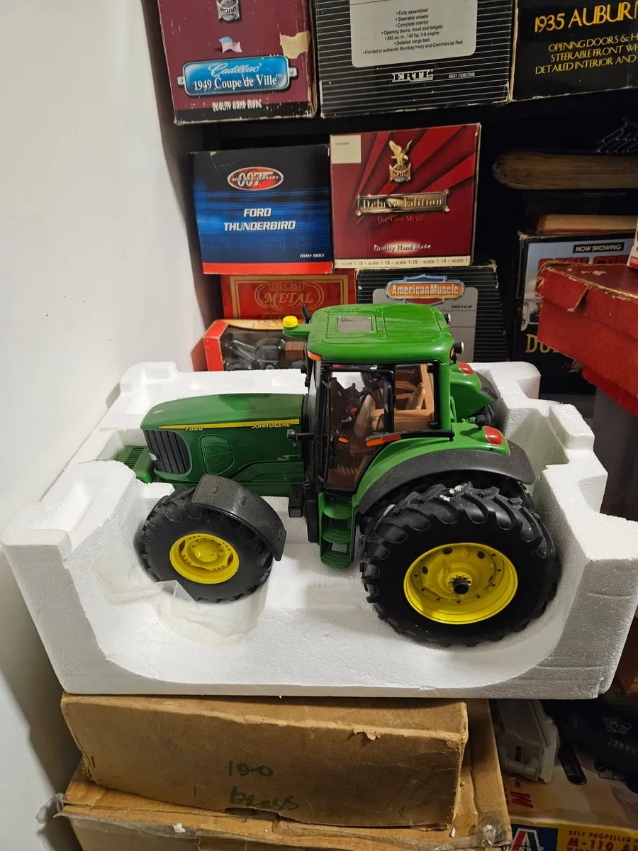 Britain's ERTL John Deere 7320 Tractor 1.16 - Image 4