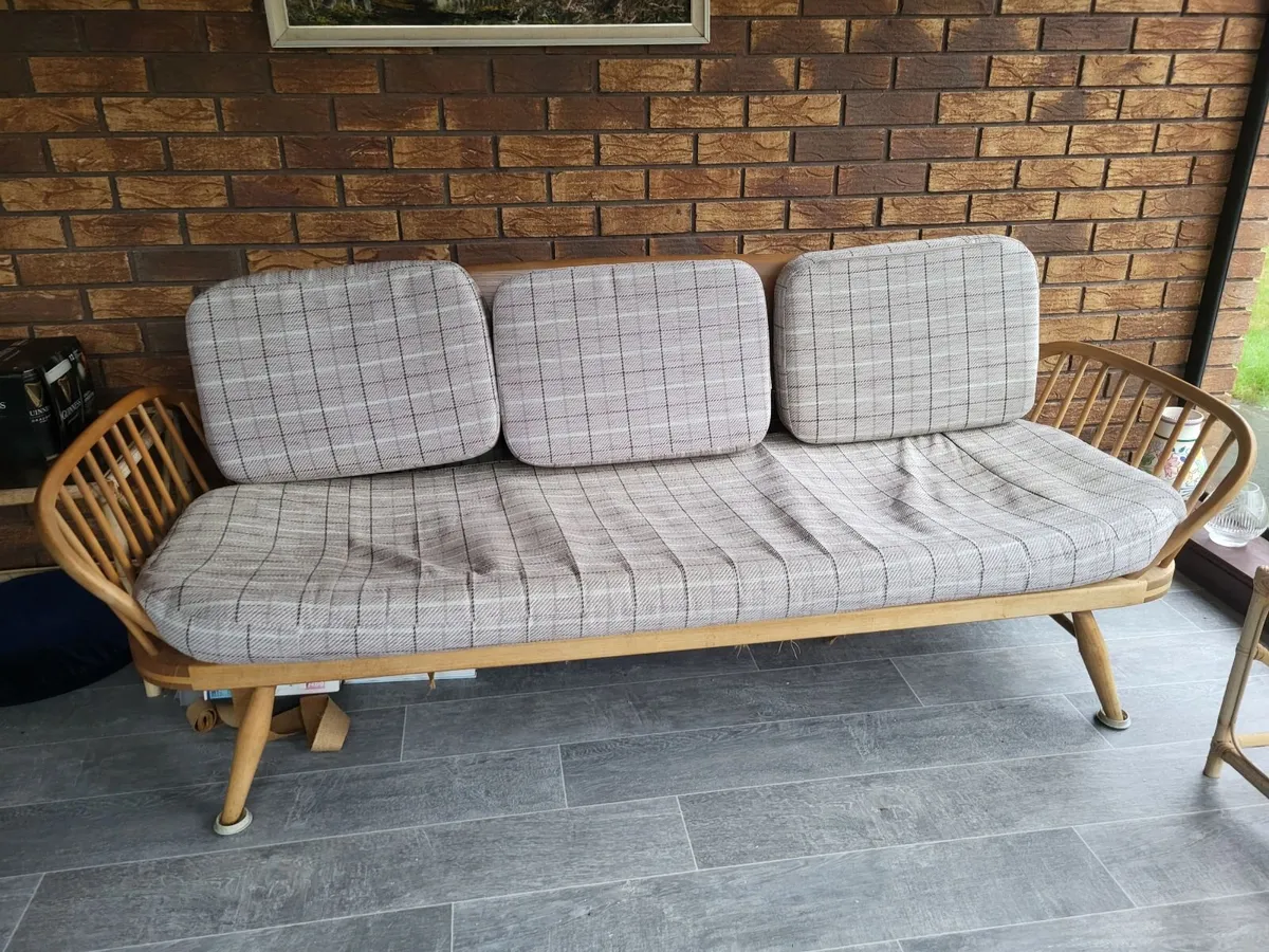 Ercol studio couch and 2 chairs - Image 1