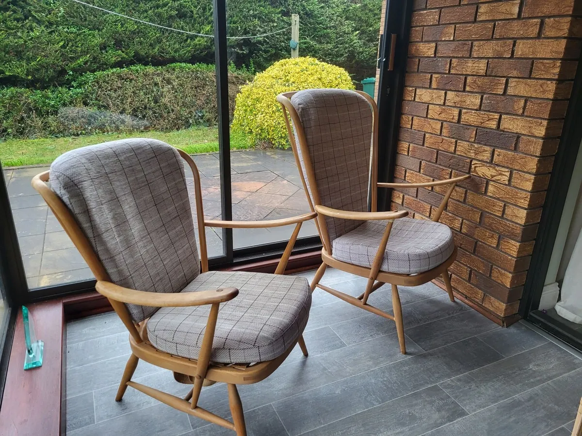 Ercol studio couch and 2 chairs - Image 3