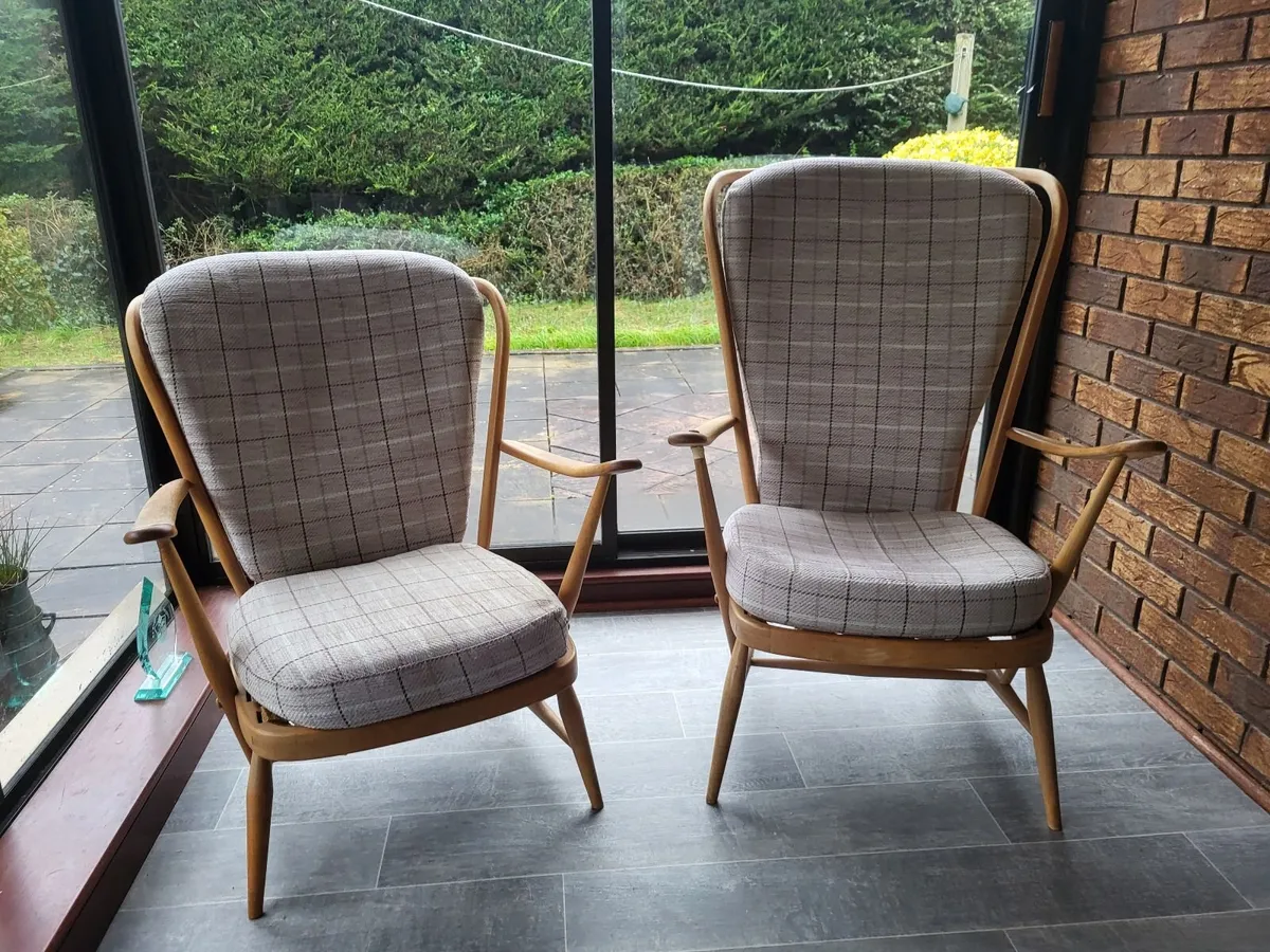 Ercol studio couch and 2 chairs - Image 4