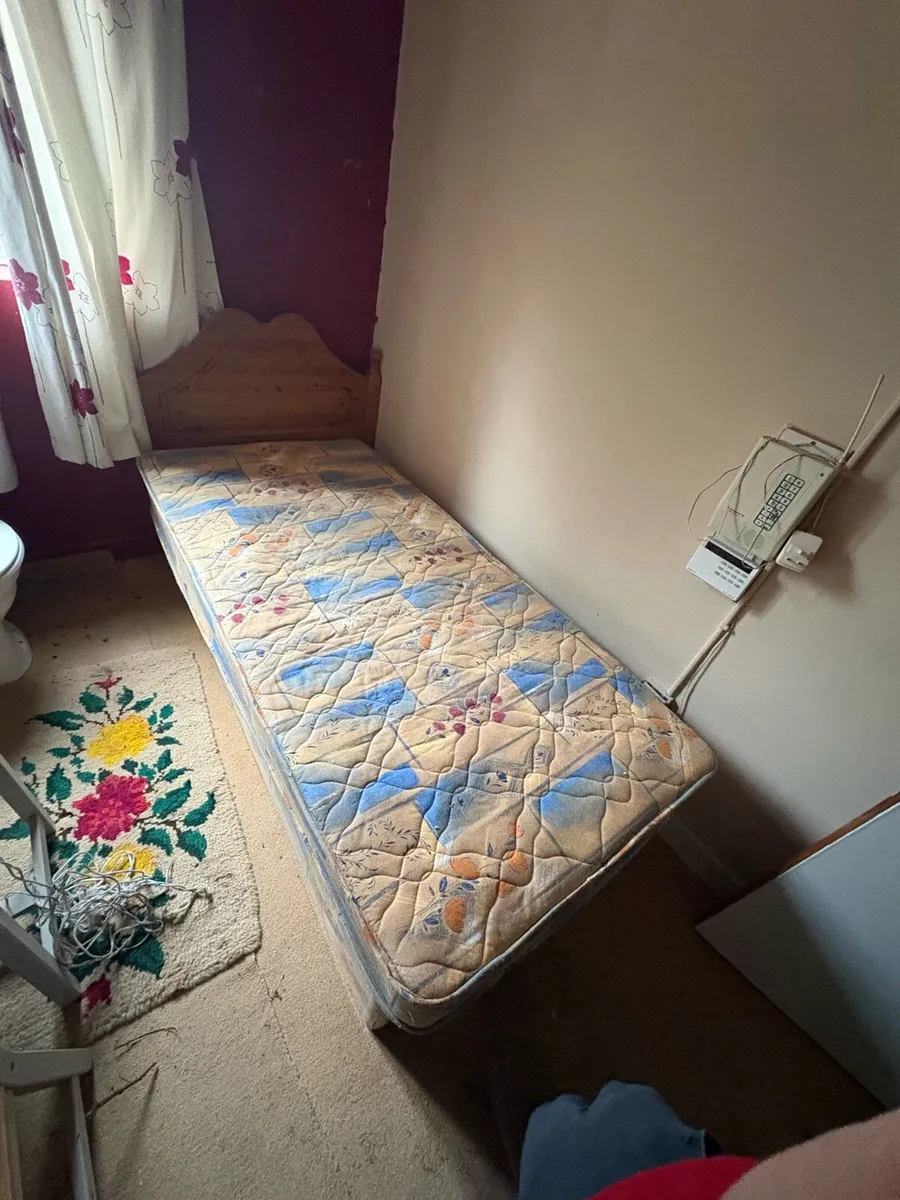 Single bed (mattress and frame)