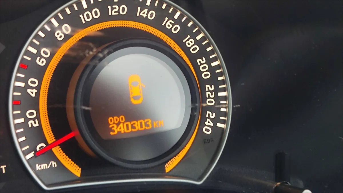 Toyota Auris 2012 - Image 2