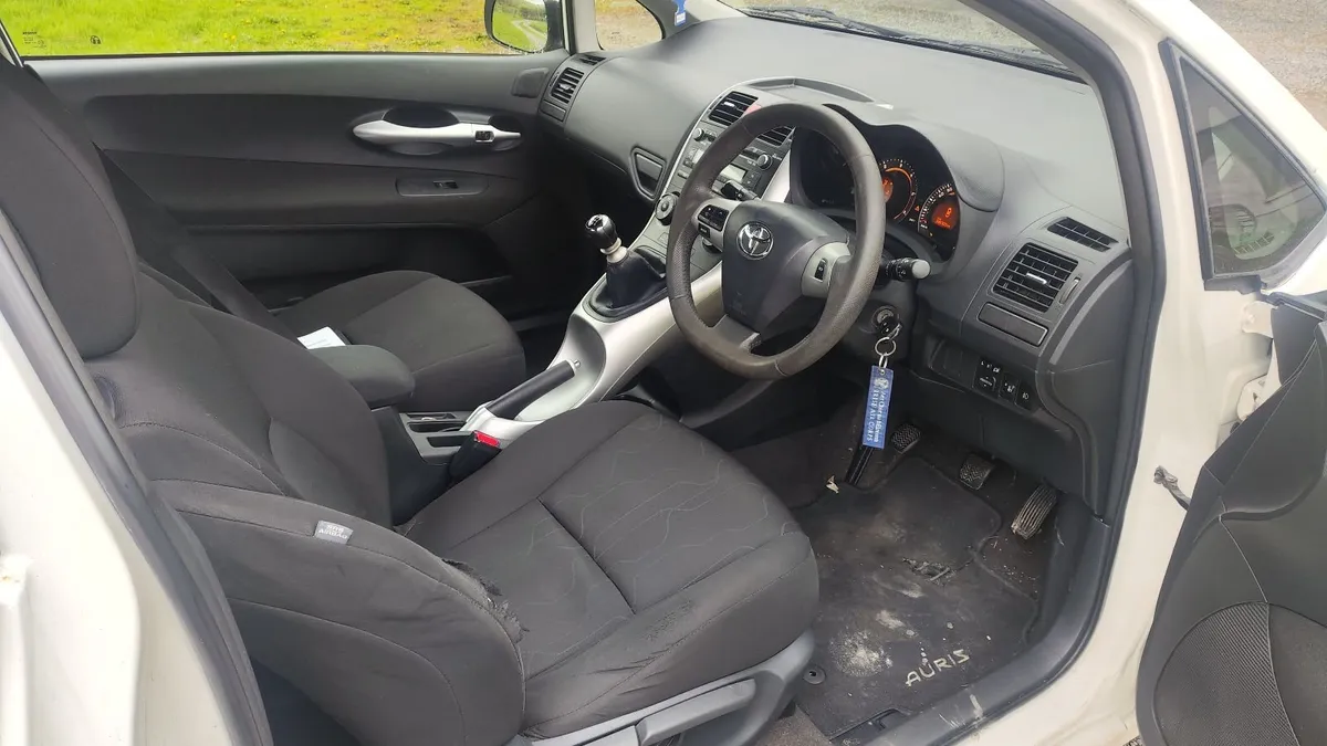 Toyota Auris 2012 - Image 3