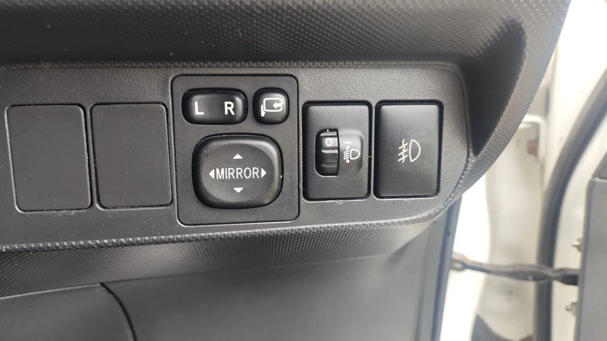 Toyota Auris 2012 - Image 4