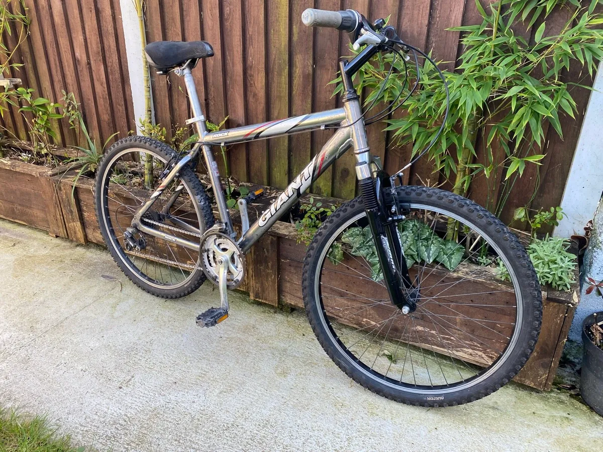 Giant rock 26 inch wheels 21 speed M size 19 - Image 3