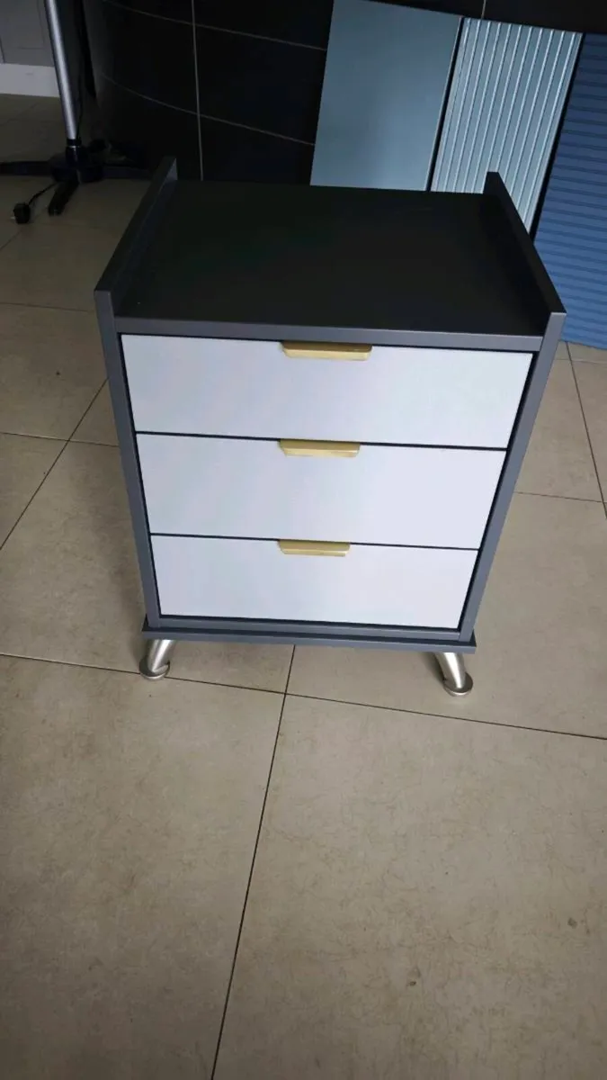 Chest of drawer - Image 1