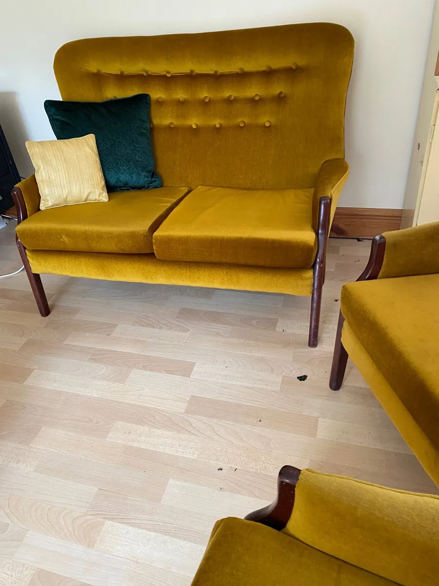 Free .. Vintage sofa and armchairs - Image 1