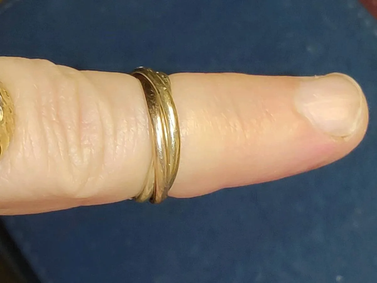 TRIPLE TRI-COLOUR WEDDING, 9CT Gold Vintage Band ! - Image 3