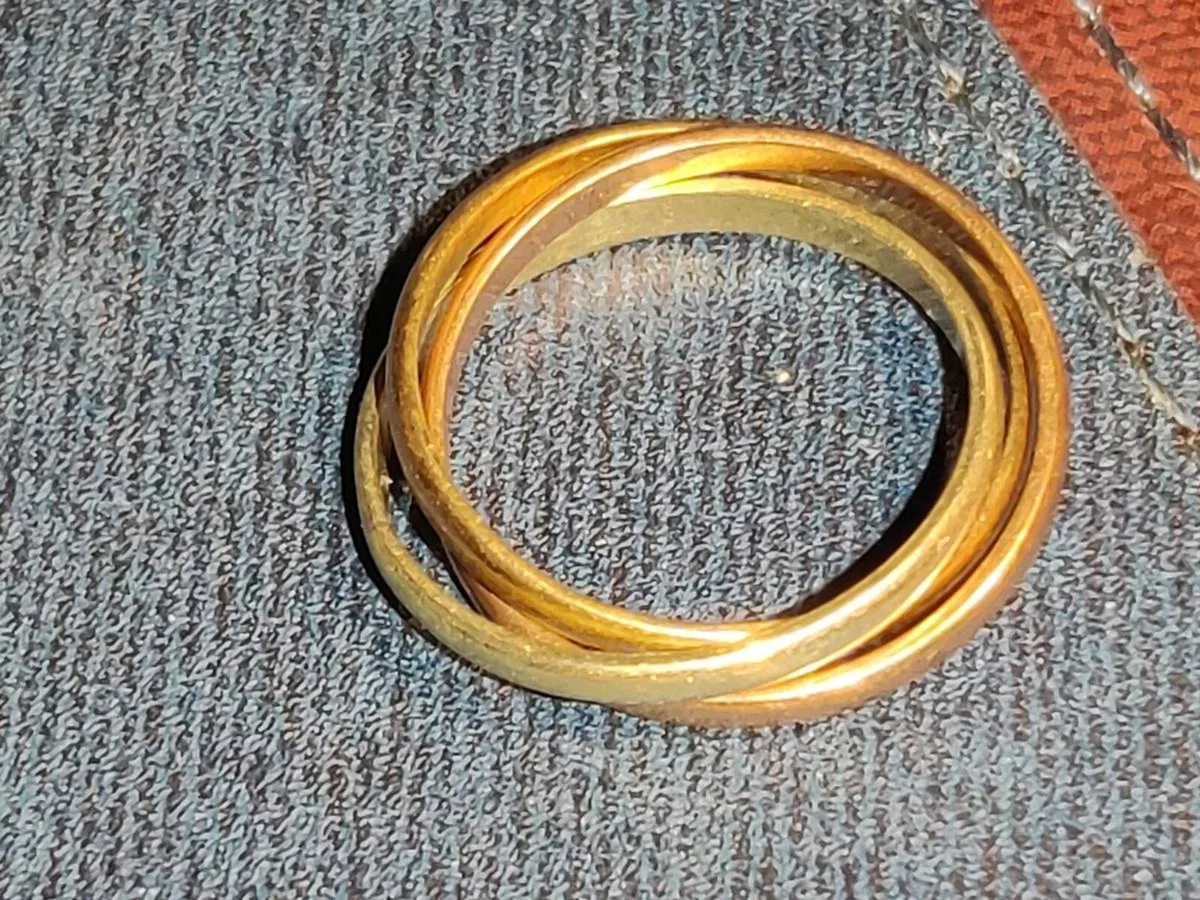 TRIPLE TRI-COLOUR WEDDING, 9CT Gold Vintage Band ! - Image 1