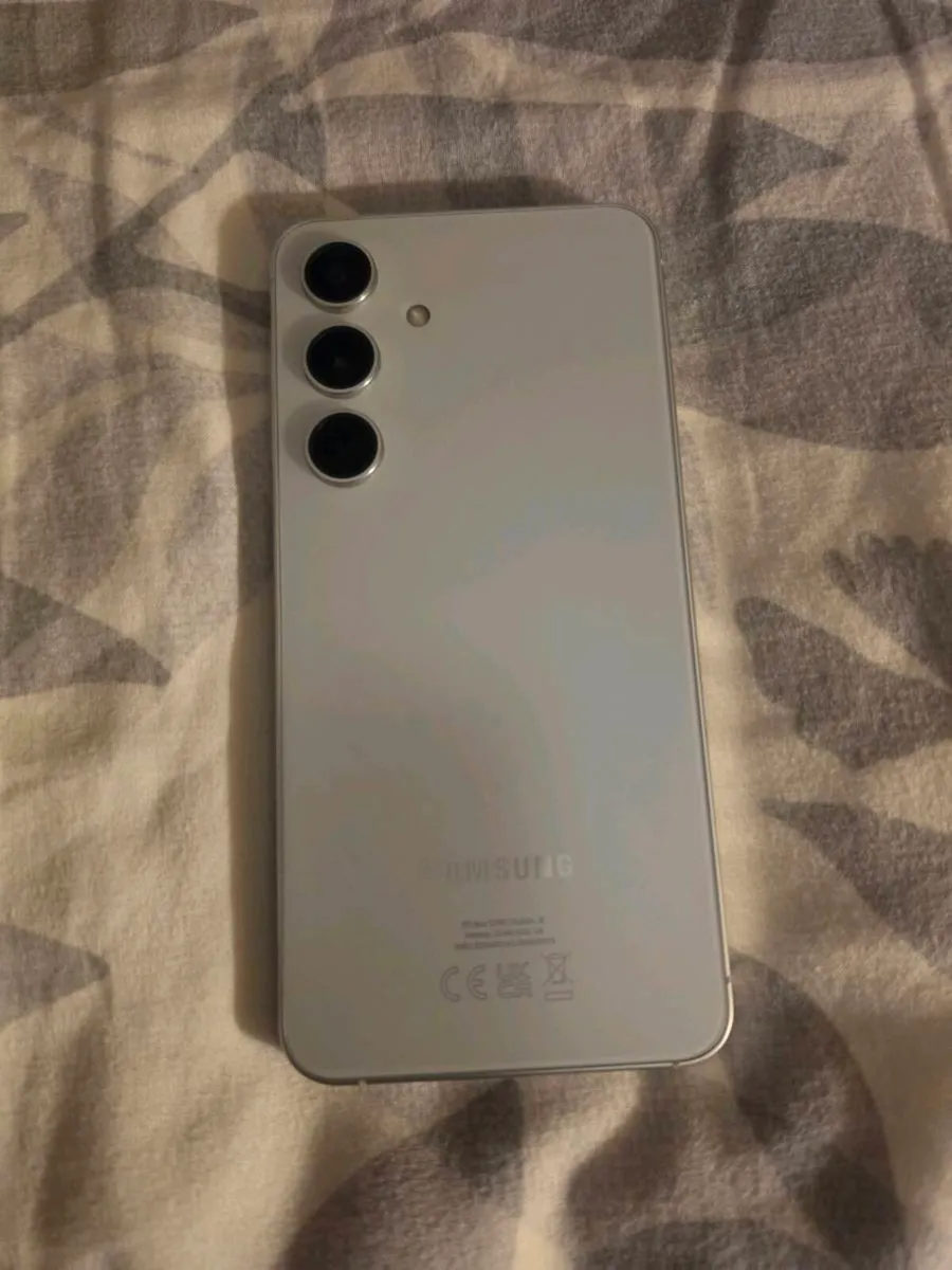 Samsung phone - Image 2