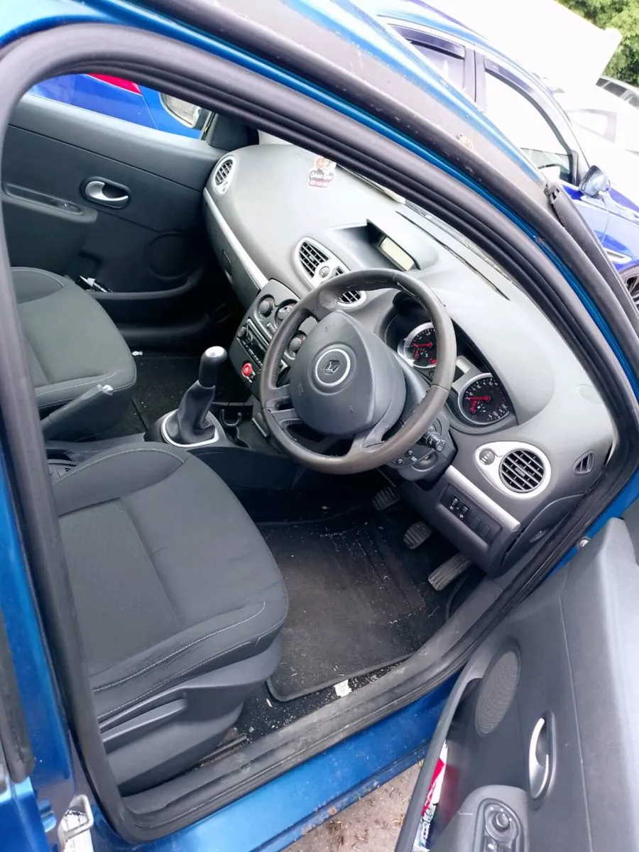 Renault Clio 2010 read add - Image 4