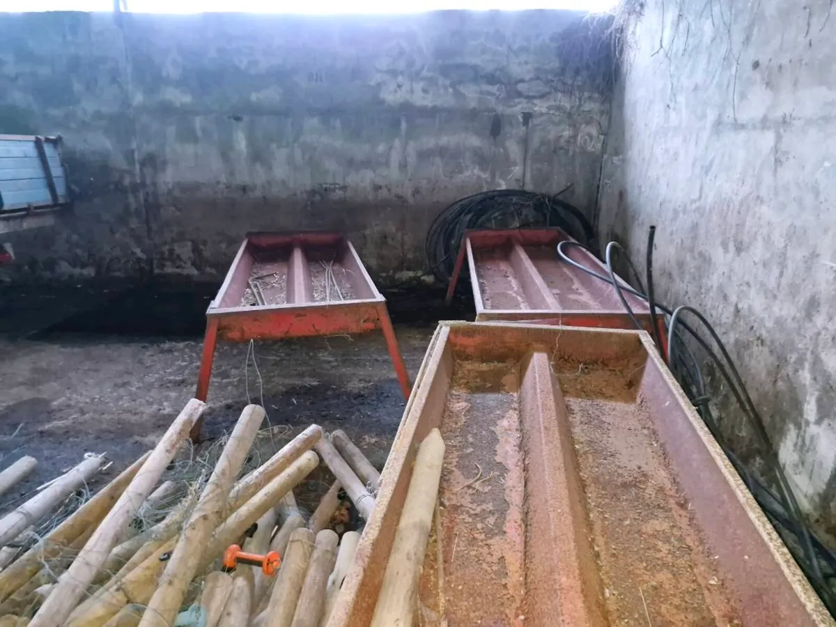 Feeders and troughs - Image 1