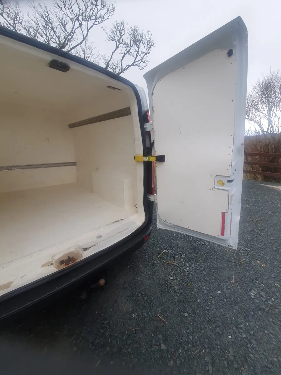 Ford Custom - Image 4