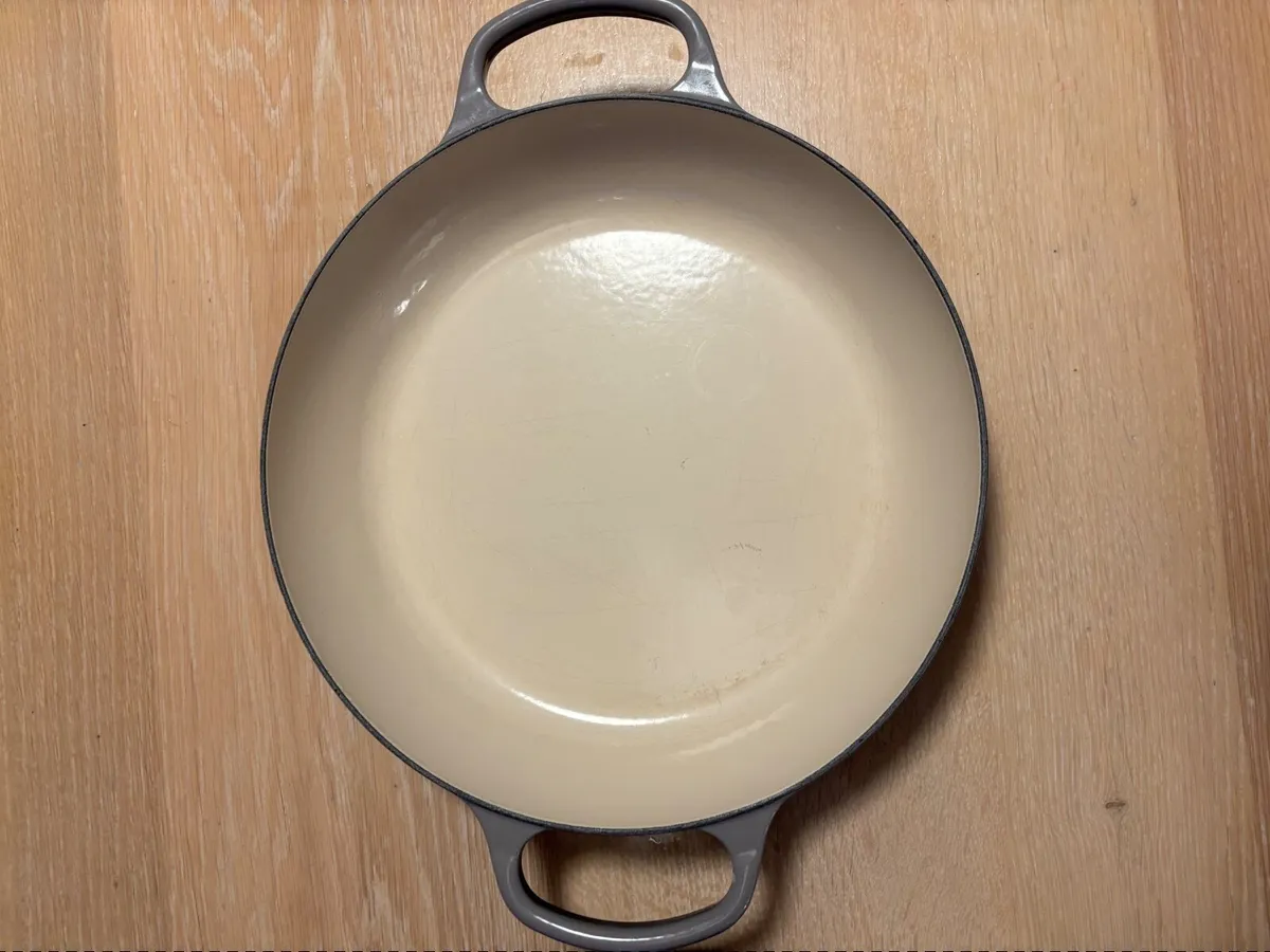 Le Creuset 30cm Cast Iron Shallow Casserole - Image 2