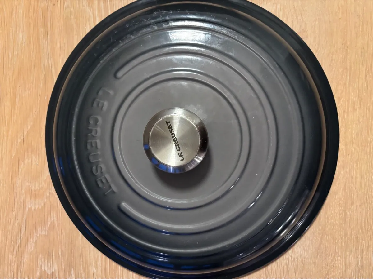 Le Creuset 30cm Cast Iron Shallow Casserole - Image 3