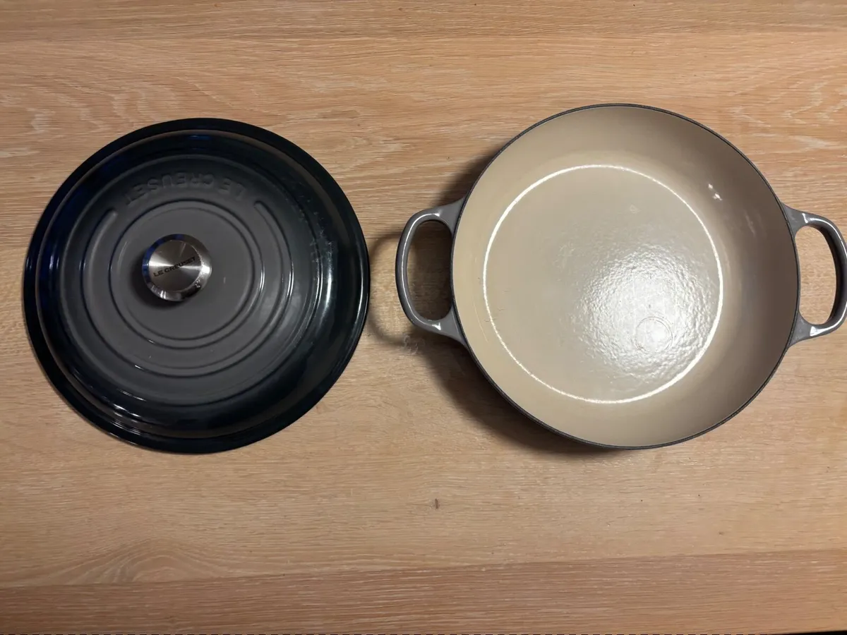 Le Creuset 30cm Cast Iron Shallow Casserole - Image 4