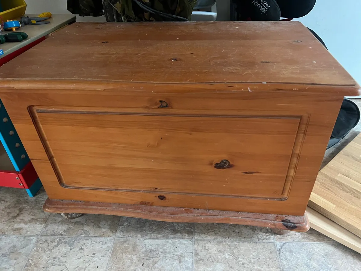 Free Pine storage box