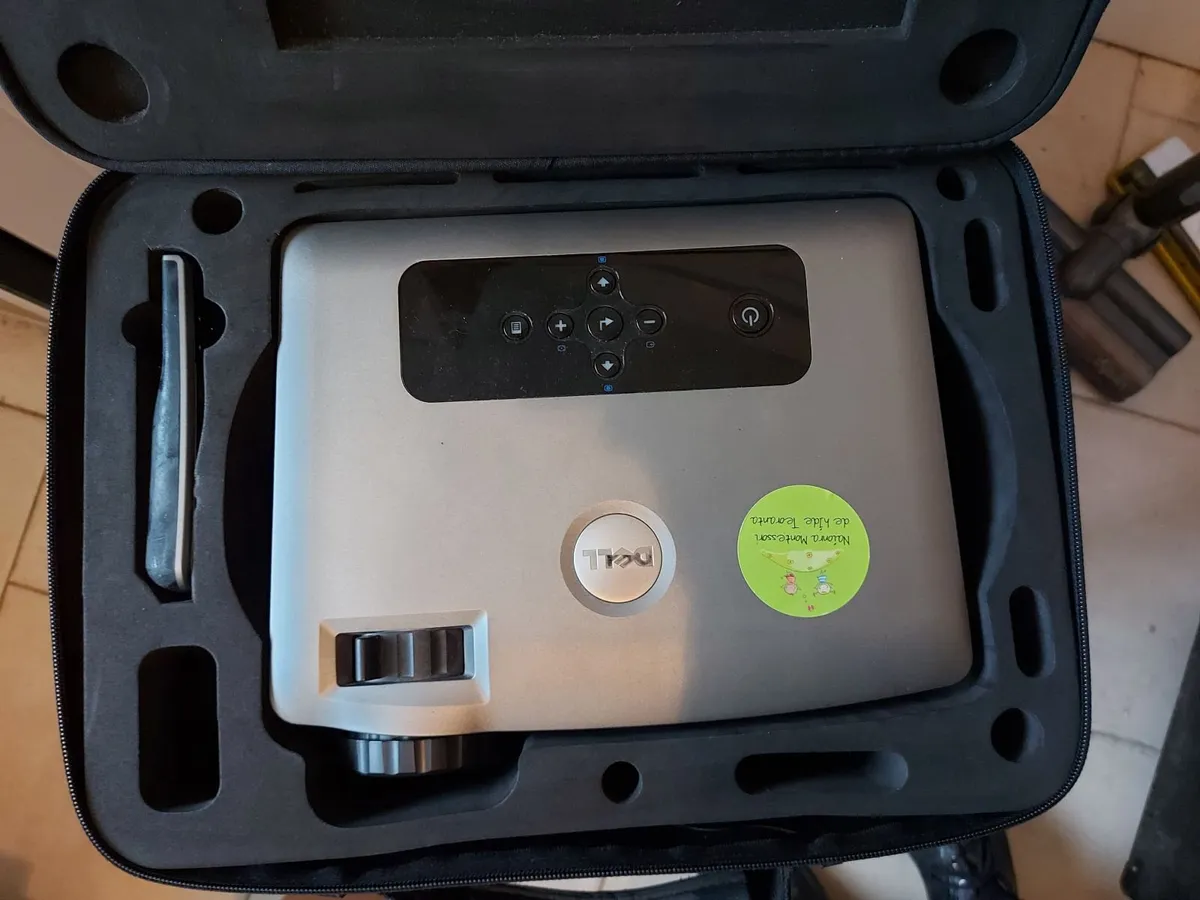 Dell 2400MP 3000 Lumens 1024x768 Front Projector - Image 1