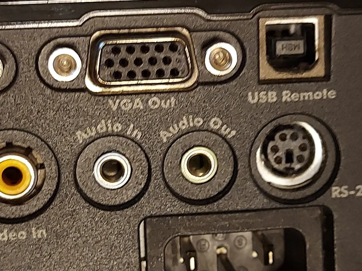 Dell 2400MP 3000 Lumens 1024x768 Front Projector - Image 3