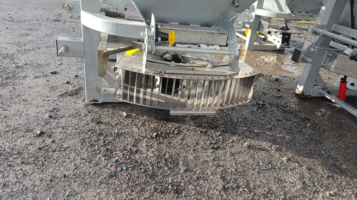 Tolmet fertiliser spreader - Image 4