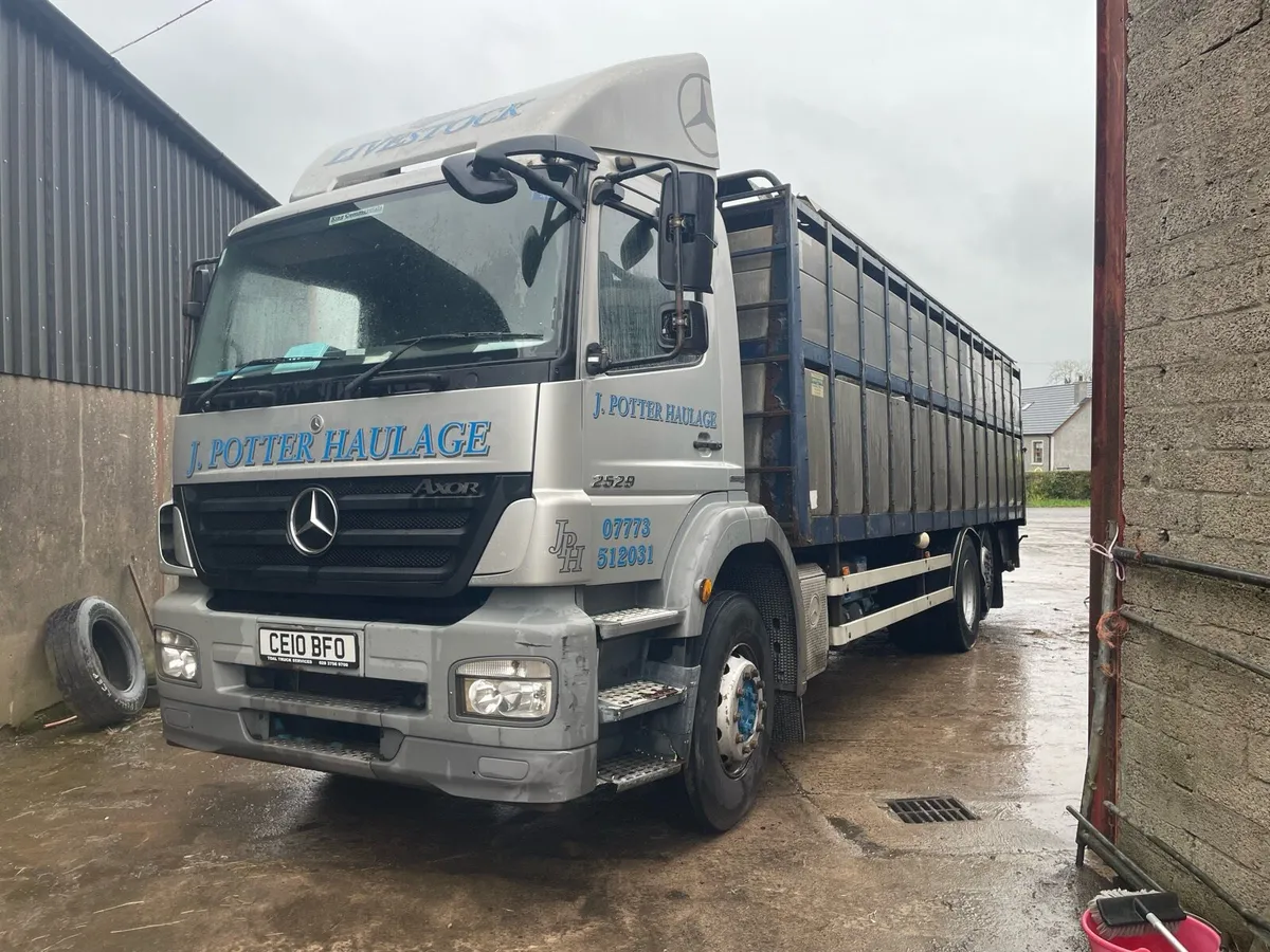 Mercedes livestock truck - Image 1