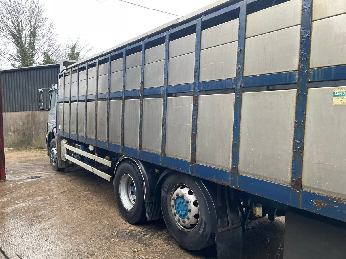 Mercedes livestock truck - Image 4