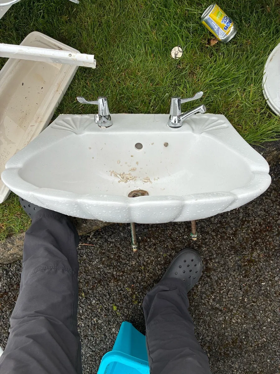 Bathroom various items - Image 2