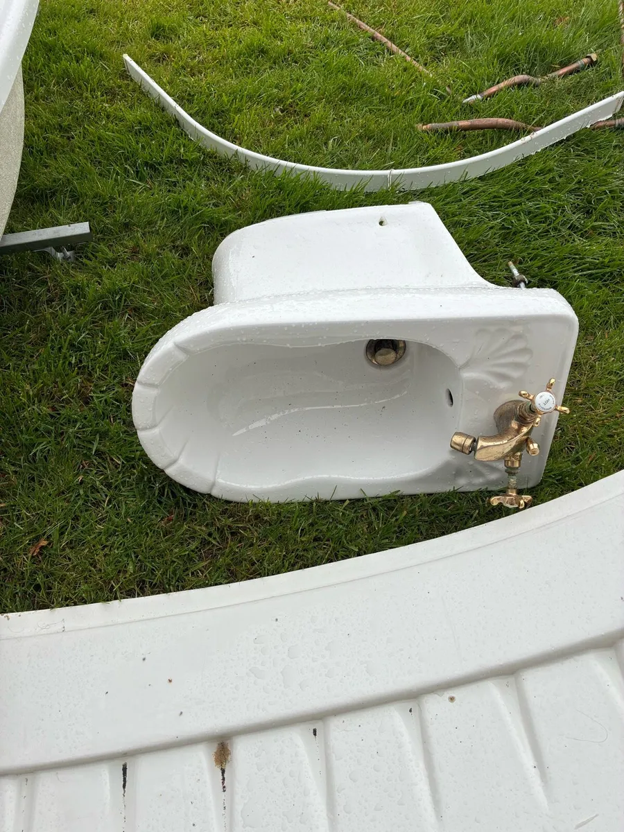 Bathroom various items - Image 3