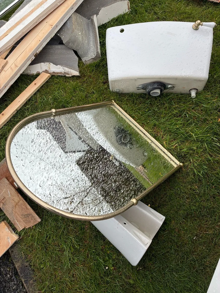 Bathroom various items - Image 1