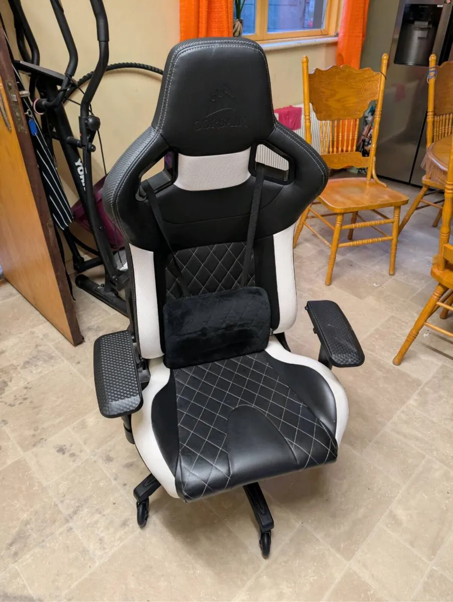 Corsair T1 race gaming chair - Image 1