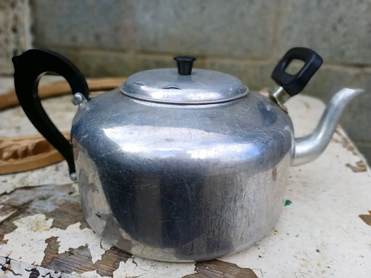 Vintage 6 Pint Aluminium Kettle - Image 1