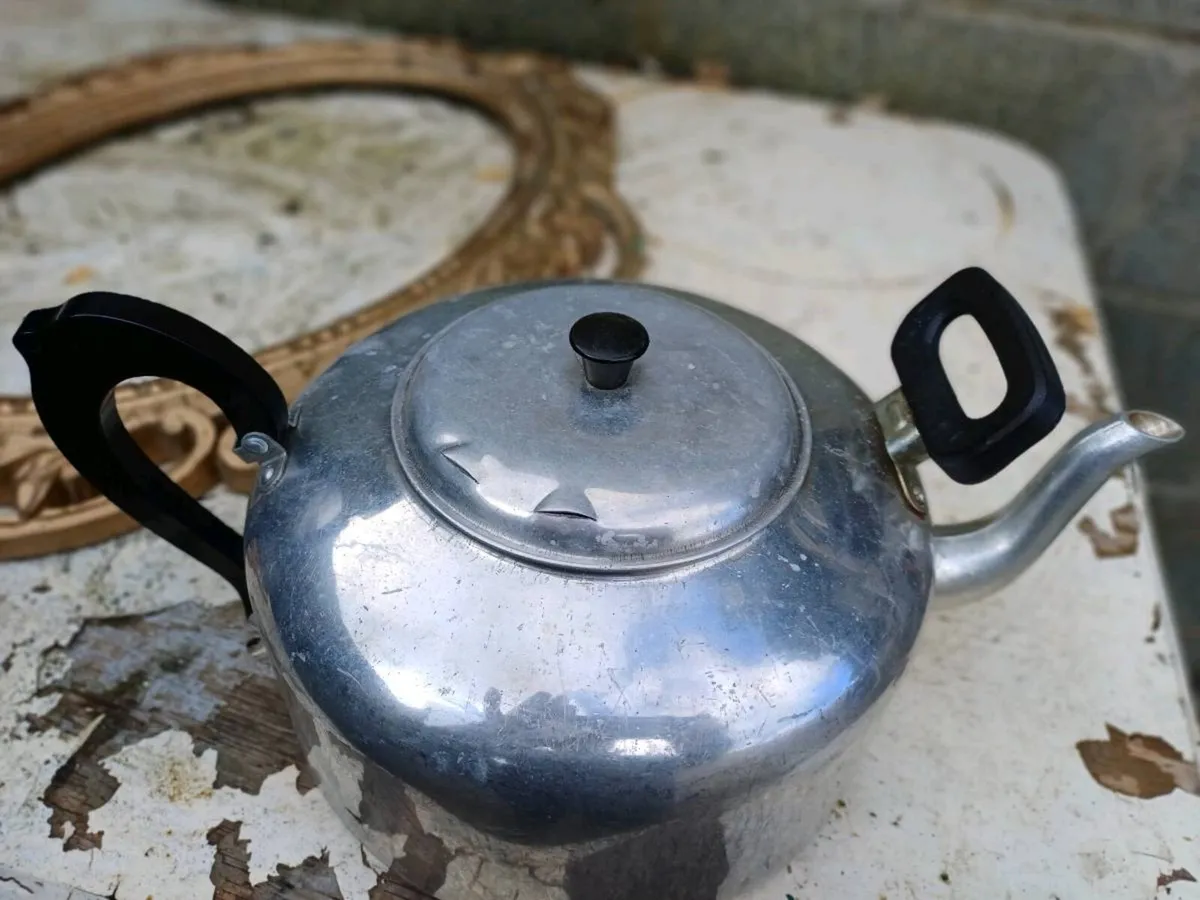 Vintage 6 Pint Aluminium Kettle - Image 2