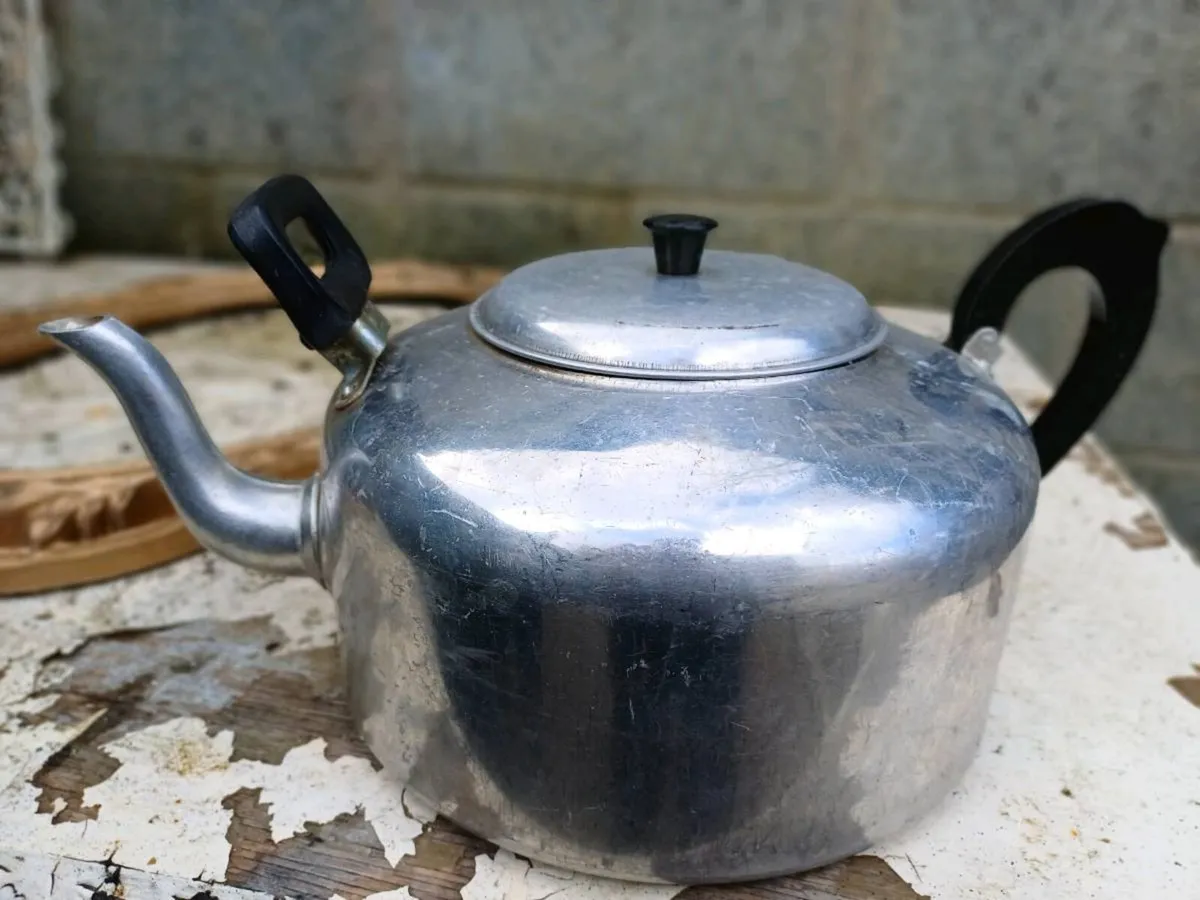 Vintage 6 Pint Aluminium Kettle - Image 3