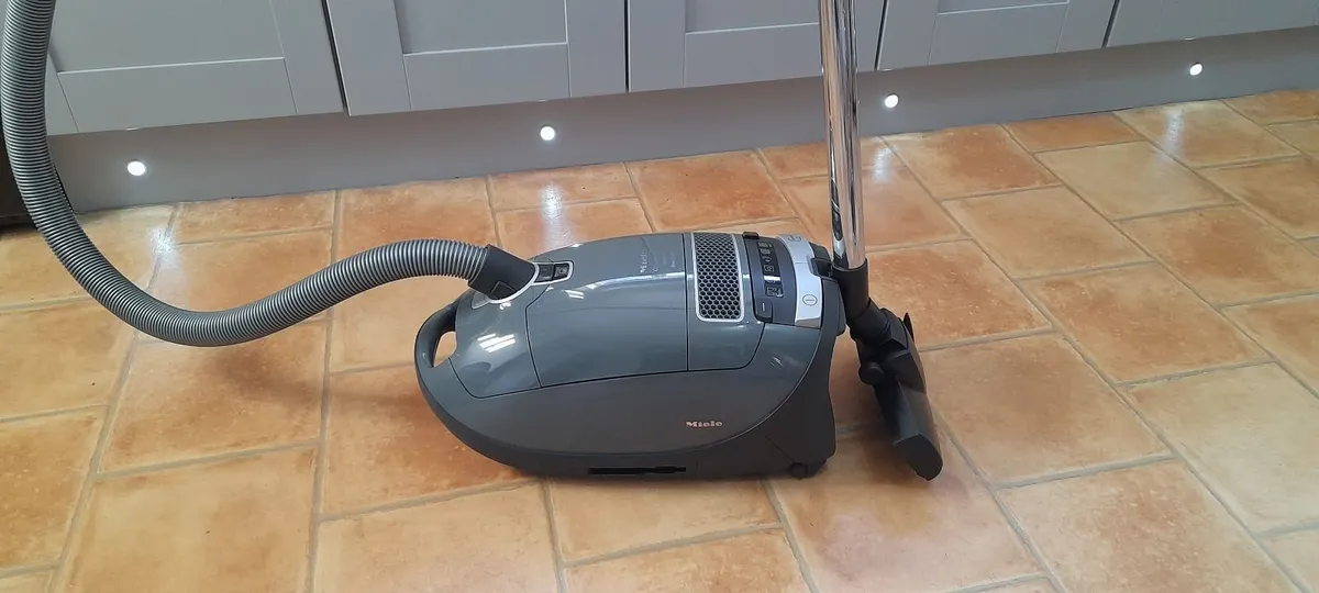 Miele vacuum/cleaner - Image 1