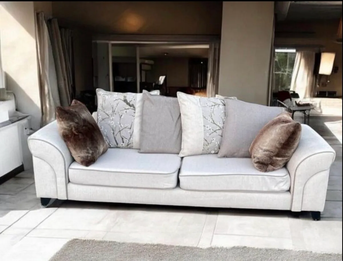 Lovely Dfs 3 seater - Image 3