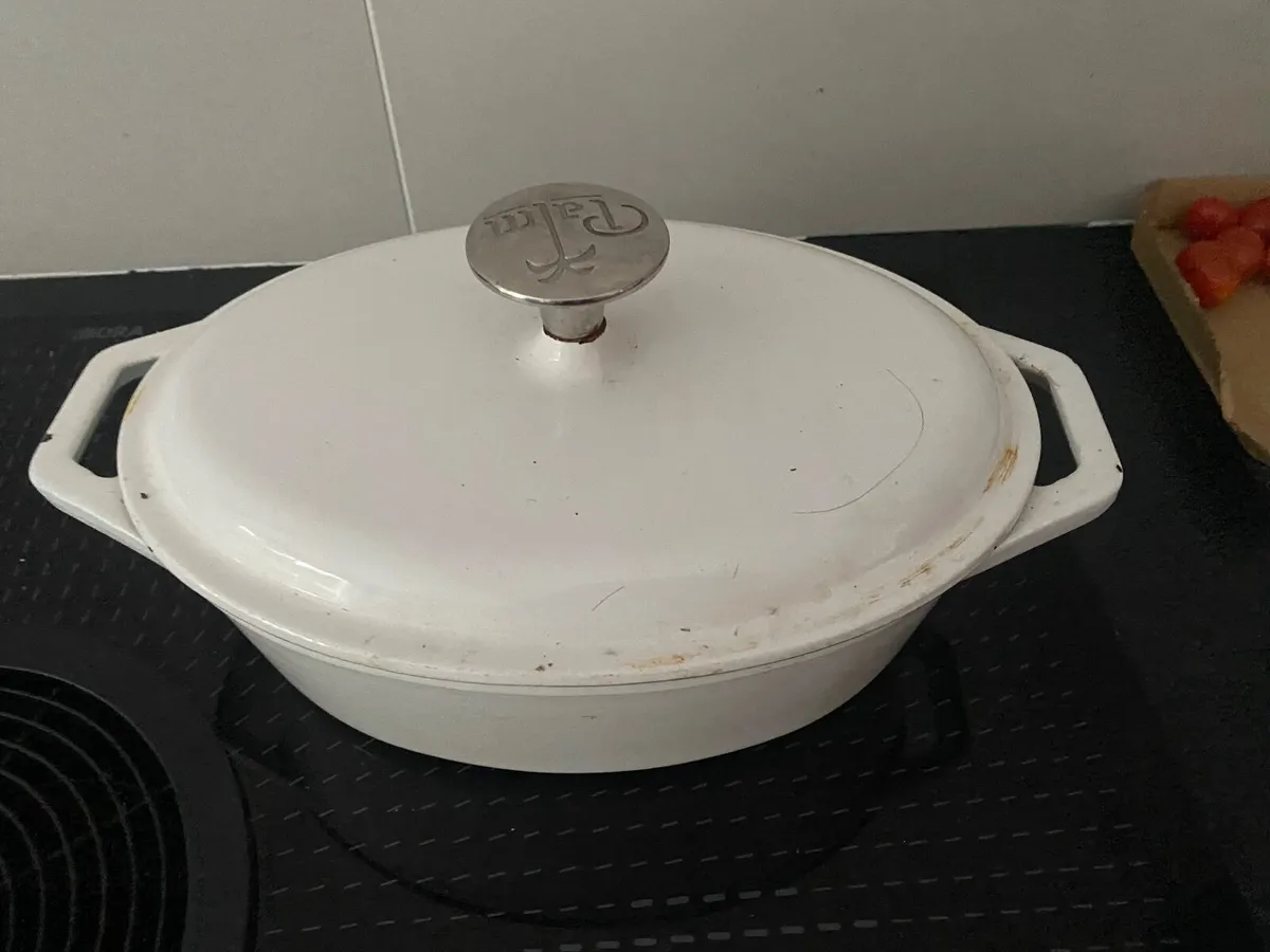 Cast iron pot - Image 1