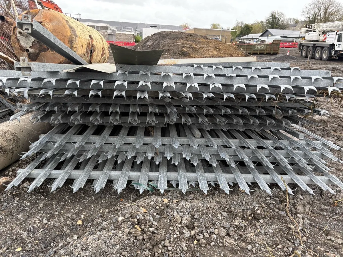 Palisade fencing and shed doors - Image 1