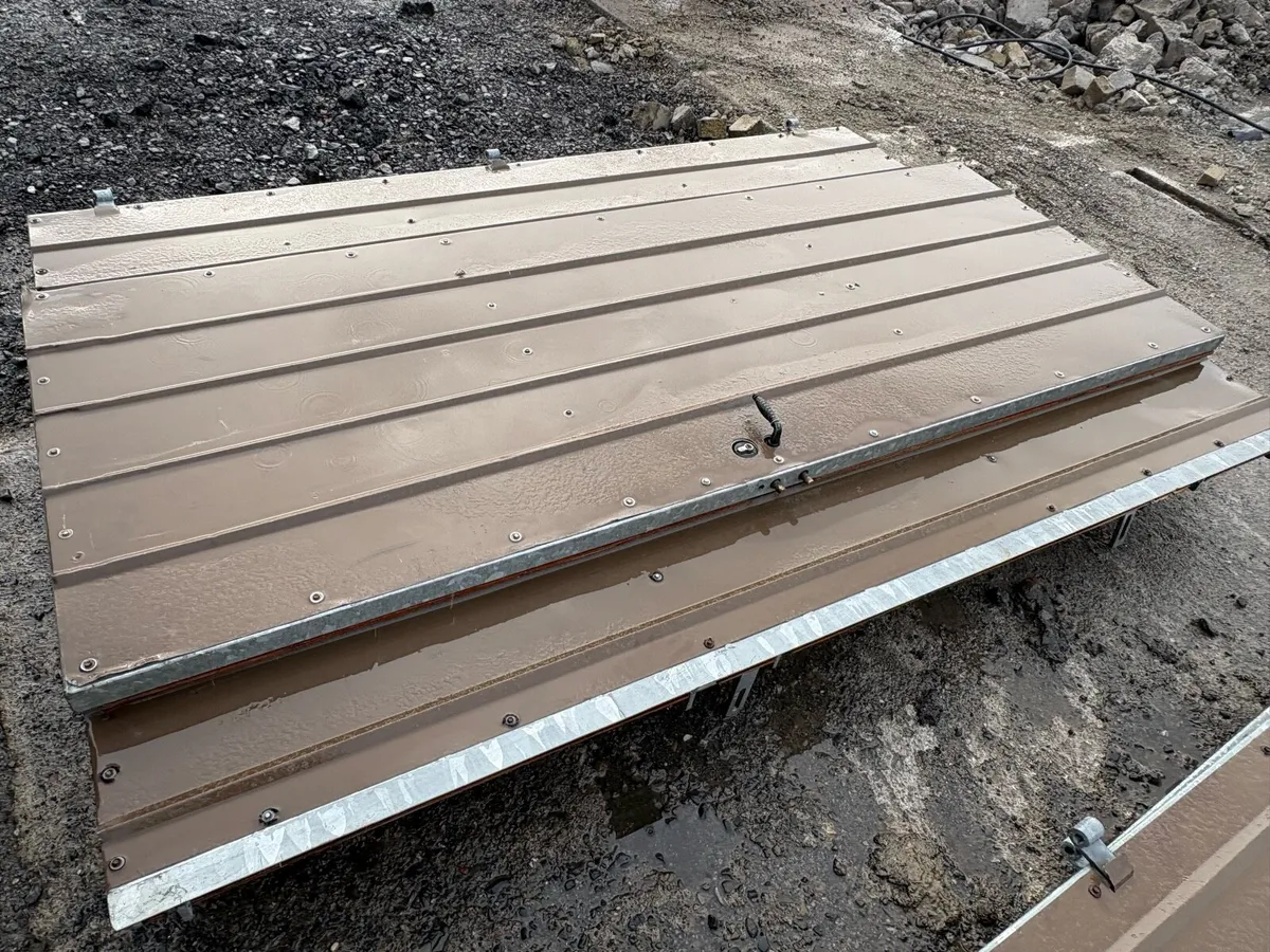 Palisade fencing and shed doors - Image 4