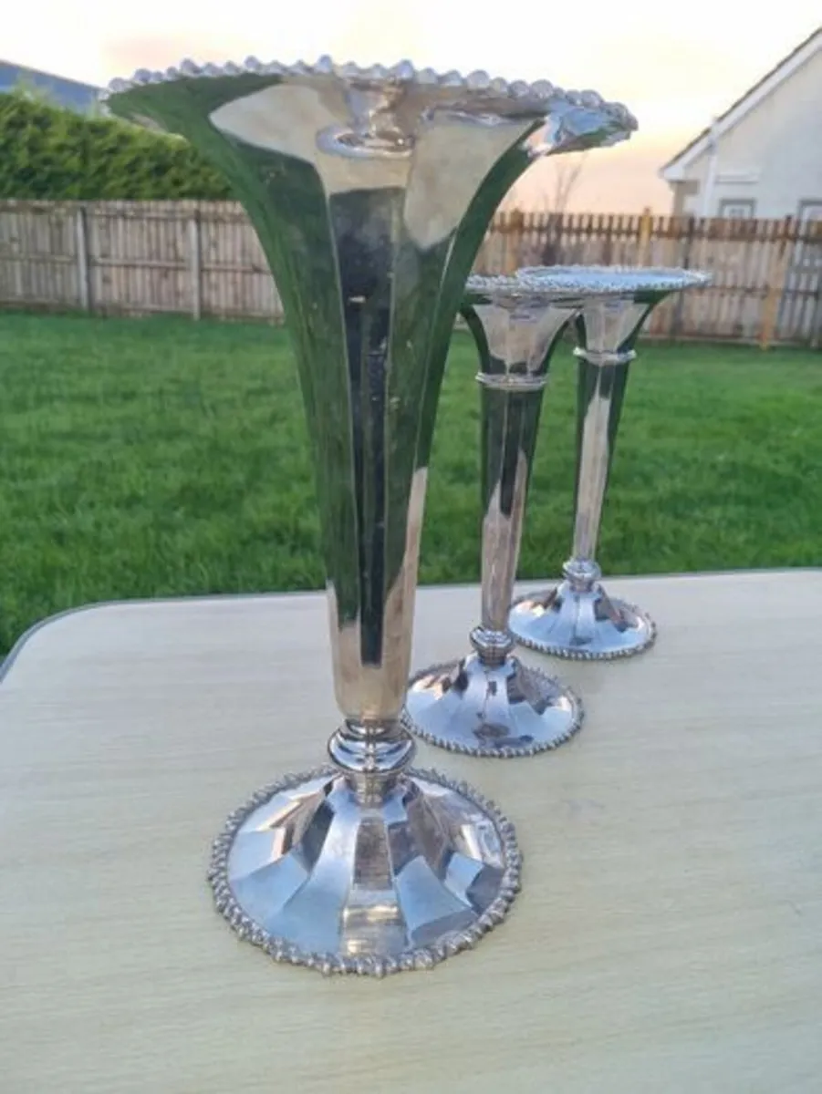 Daniel & Arter Connaught silver plated 3 vases - Image 2